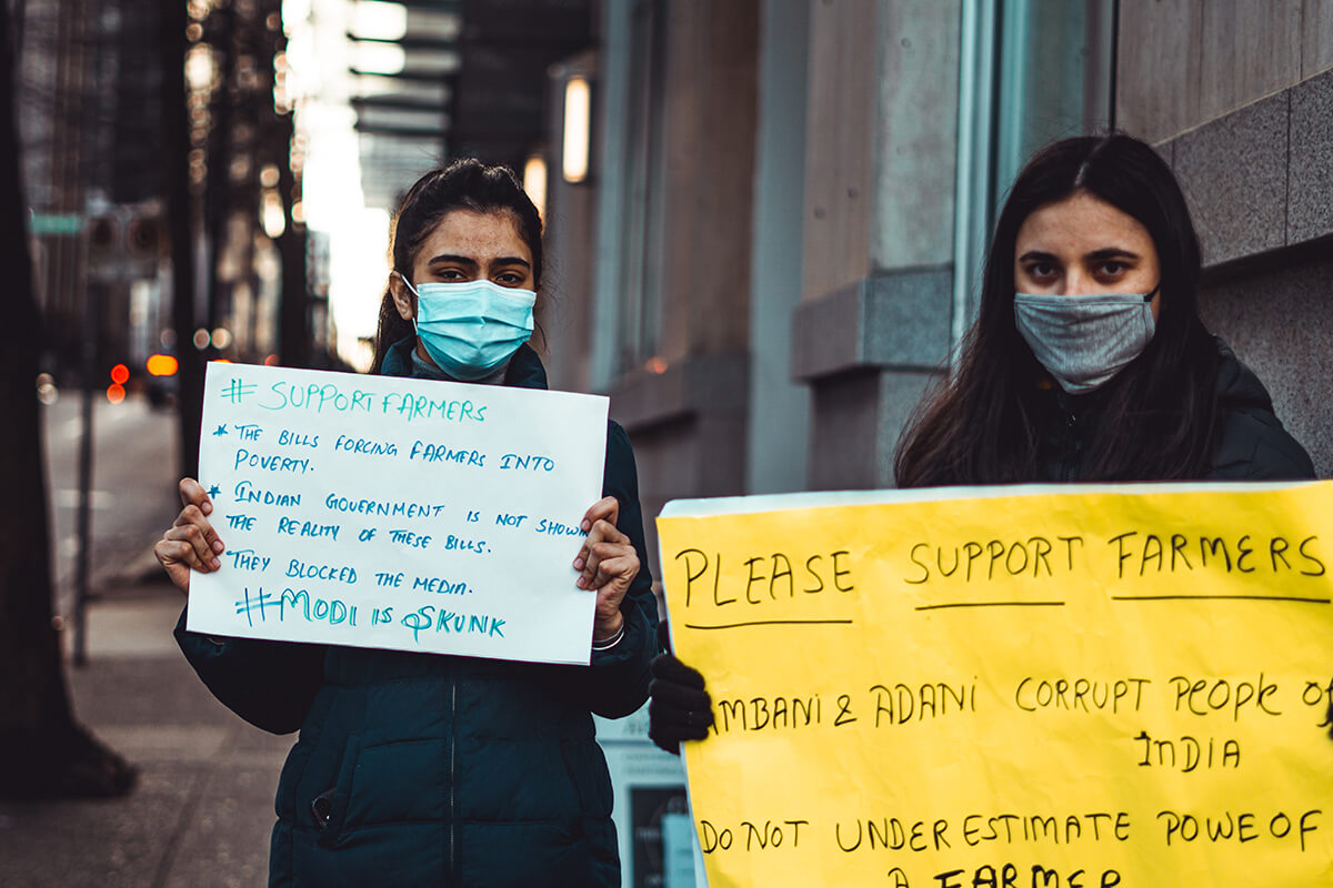 Το βιολογικό βαμβάκι συμφωνεί με Fair Trade πρότυπα, ενώ το κανονικό βαμβάκι όχι.